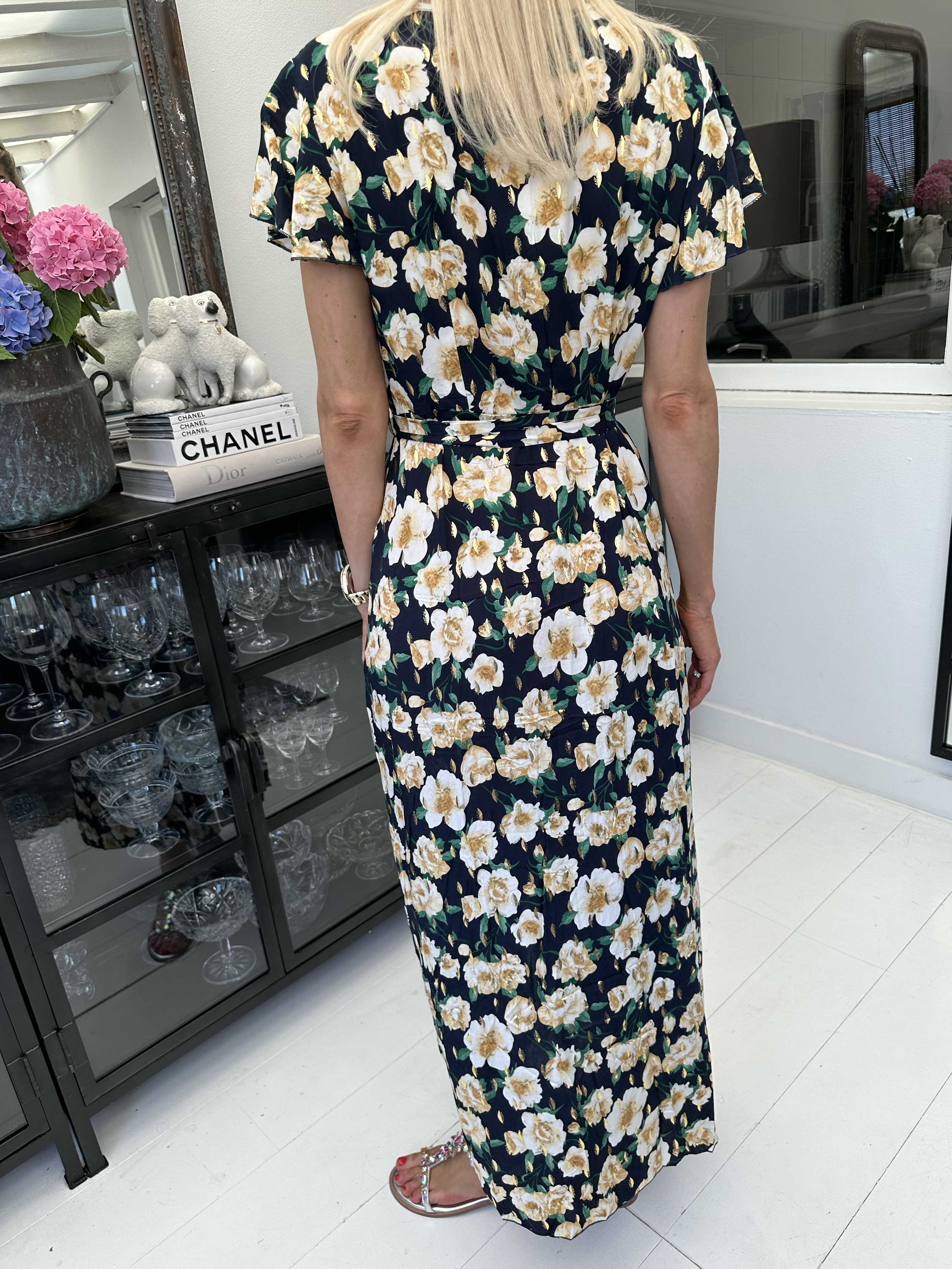 Marlie - Blommig klänning med knytband och gulddetaljer